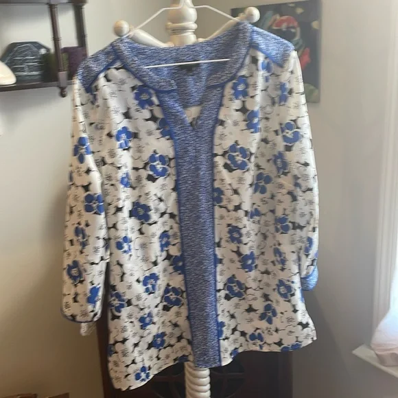 Last Day April 5th  ⭐️ 
blue and black floral blouse - Picture 3 of 4
